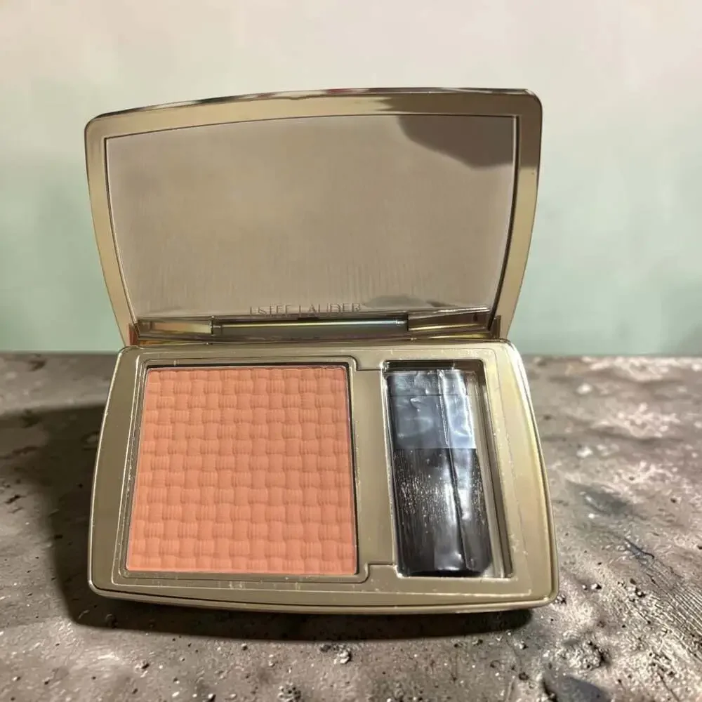 Estée Lauder The Sculpting Blush Powder Blush in Sensuous Rose
